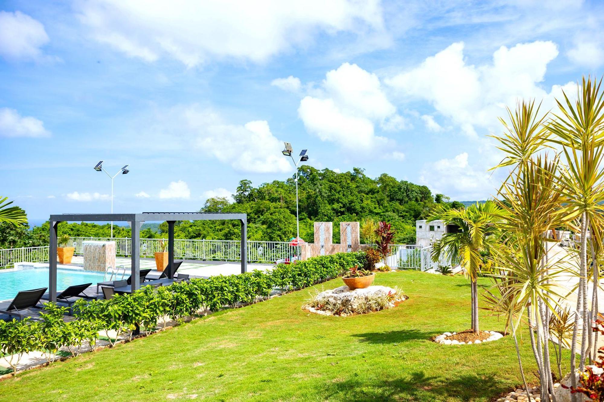 Ms. T'S Paradise @ Pyramid Point Ocho Rios Bagian luar foto