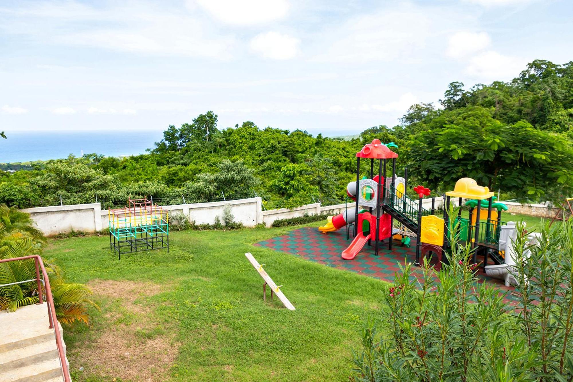 Ms. T'S Paradise @ Pyramid Point Ocho Rios Bagian luar foto